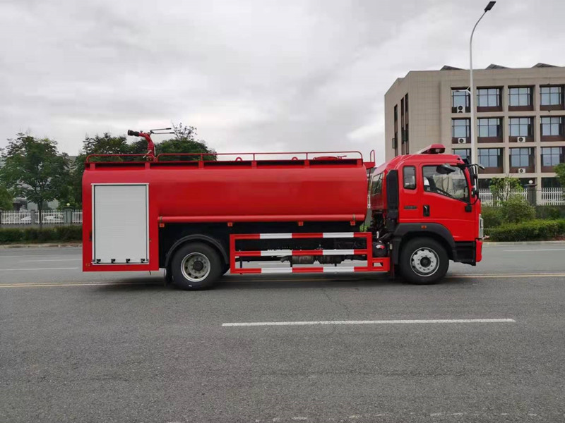 8吨泡沫消防车_沉汽豪沃T5G泡沫消防车内饰配放：该驾驶室准乘人数为6人2025年4月30日多功能应急保障车验收